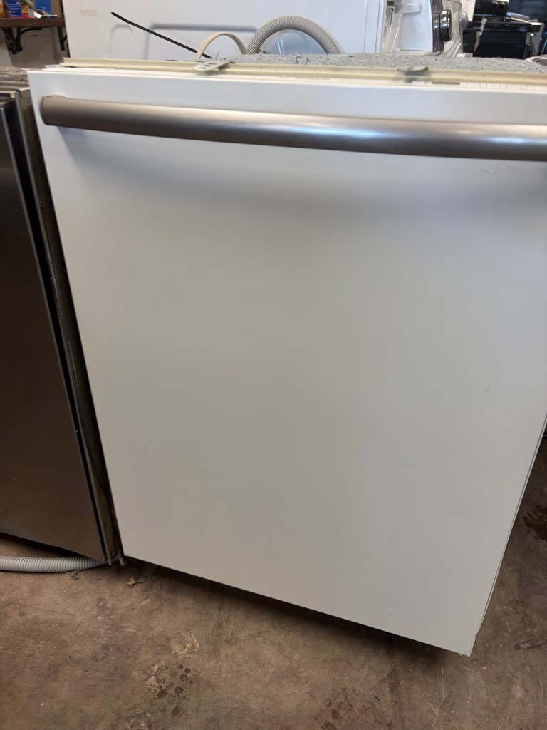 Bosch White Dishwasher with Stainless Tub Stock#DW-BA07111
